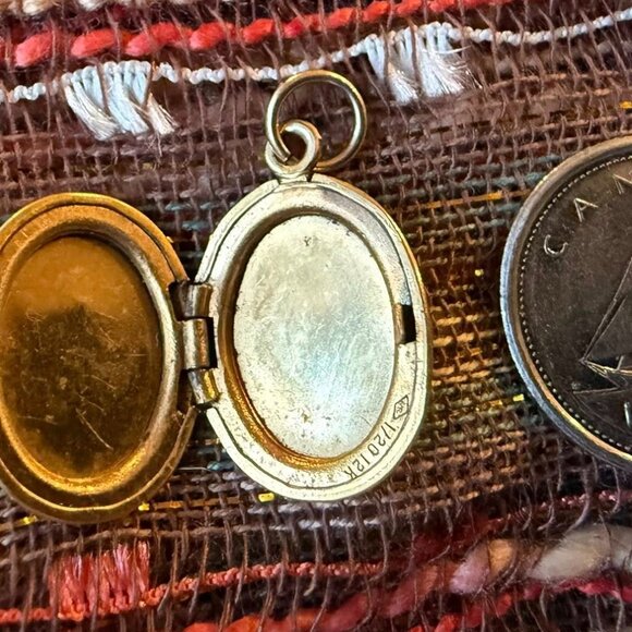 Vintage 12 K Gold Filled Locket - Oval Shaped - Picture 2 of 3